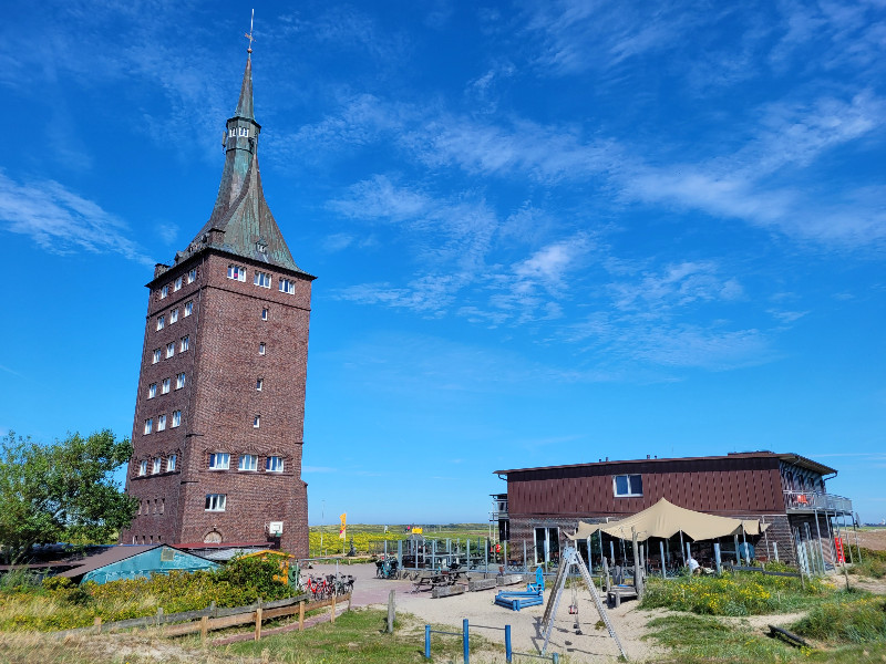 De uitkijktoren met het speeltuintje erbij