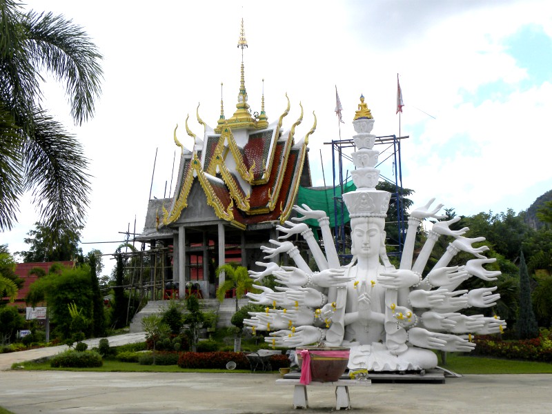Prachtige tempel (wat) in Kanchanaburi