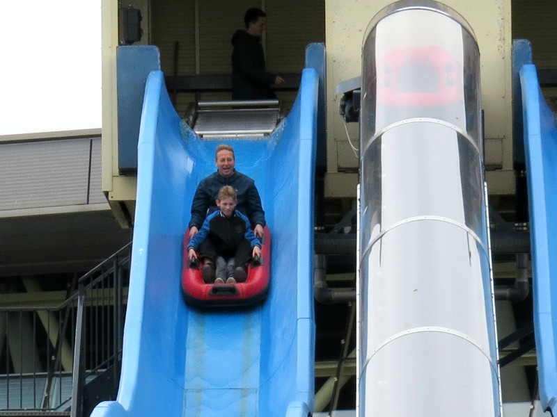 Patrick en Tycho razen van de waterglijbaan bij Deltapark Neeltje Jans