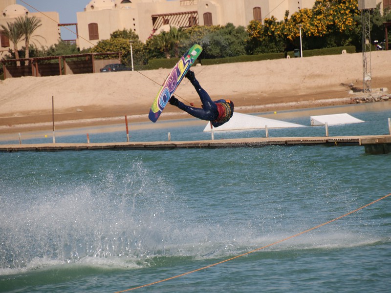 wakeboarden in El Gouna op de waterskibaan.
