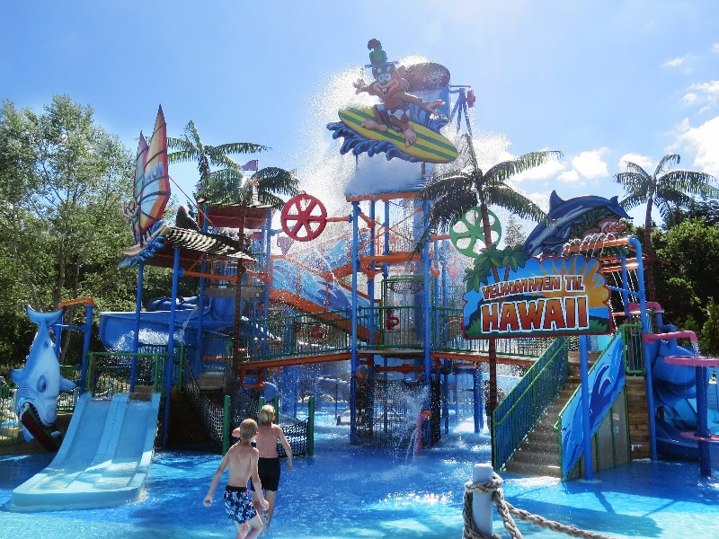 Zeb en Tycho bij de grote waterspeeltuin in Djurs Sommerland