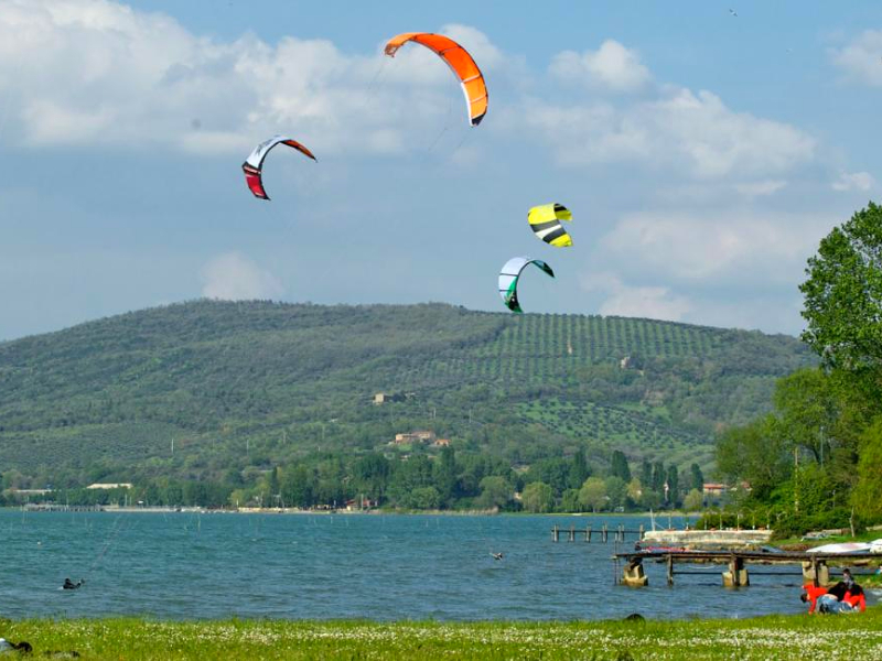 watersporten op het meer van Trasimeno