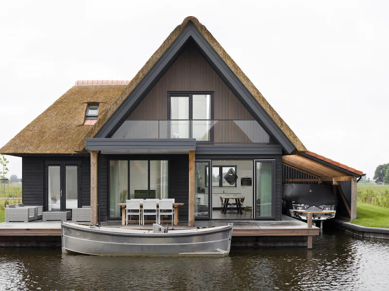 Vakantiehuis aan het water met bootje bij de Weerribben