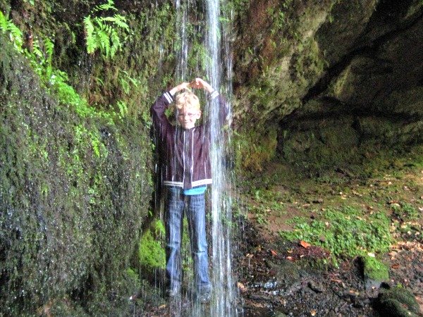 Zeb neemt een douche onder een waterval in de Vogezen
