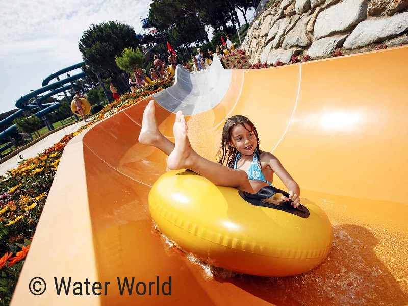 Meisje in de bandenglijbaan van Water World in Lloret de Mar