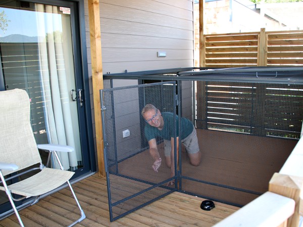 Huisje met honden-kennel. Ook handig voor lastige papa's...
