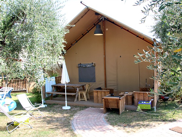 De mooie Safari Lodge op Camping Weekend