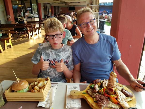 Uit eten bij het restaurant op Camping Weekend