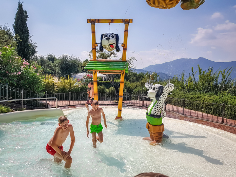 De kinderen spelen in het water op Camping Weekend in Italië aan het Gardameer