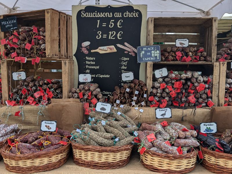 Op de weekmarkt in Orange proef je de lekkerste lokale specialiteiten