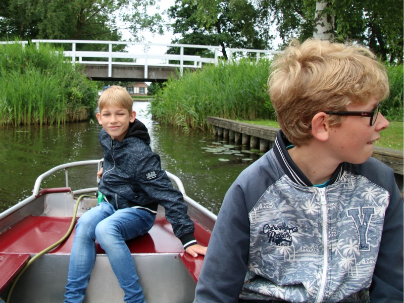 Tycho bestuurt het fluisterbootje in de Weerribben