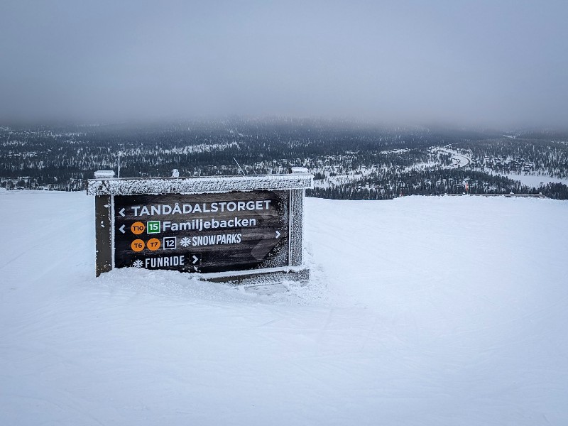 Wegwijzer bovenaan de pistes in Tandadalen
