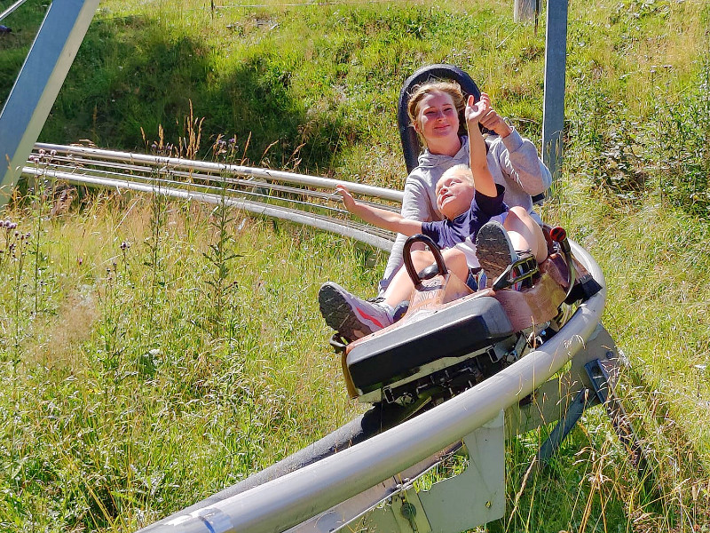Wendy met haar zoontje in de rodelbaan de Schneisenfeger