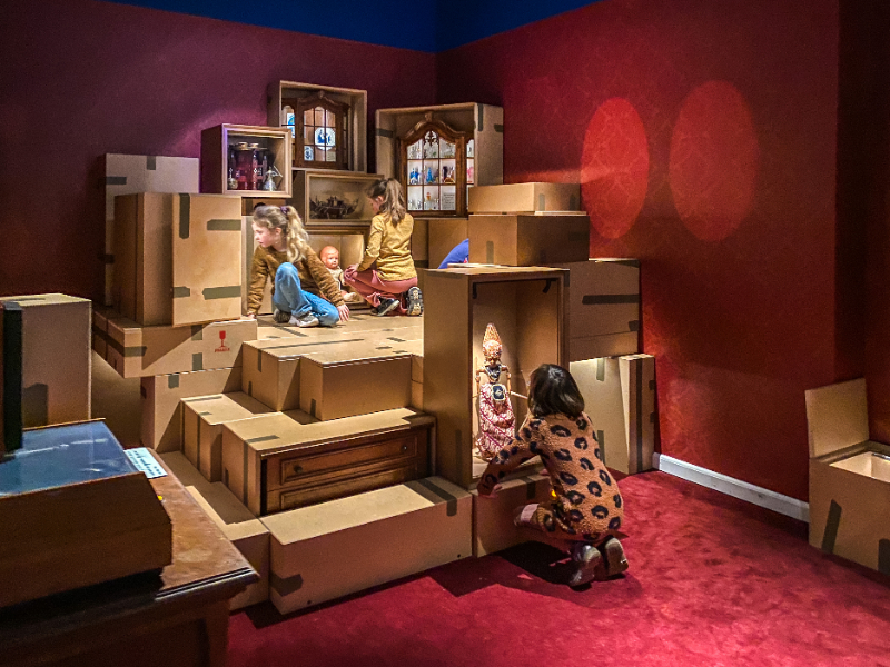 Kinderen vermaken zich in een van de vele huisjes in de superstraat, waar van alles te ontdekken is.