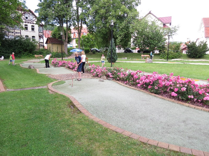 We spelen minigolf in het prachtige dorp Bad Sooden