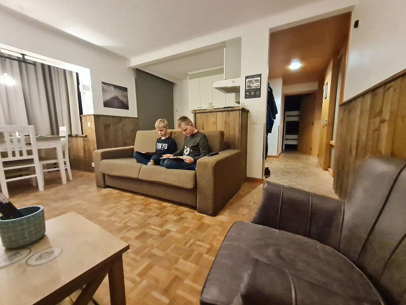 De jongens zitten even te relaxen op de bank