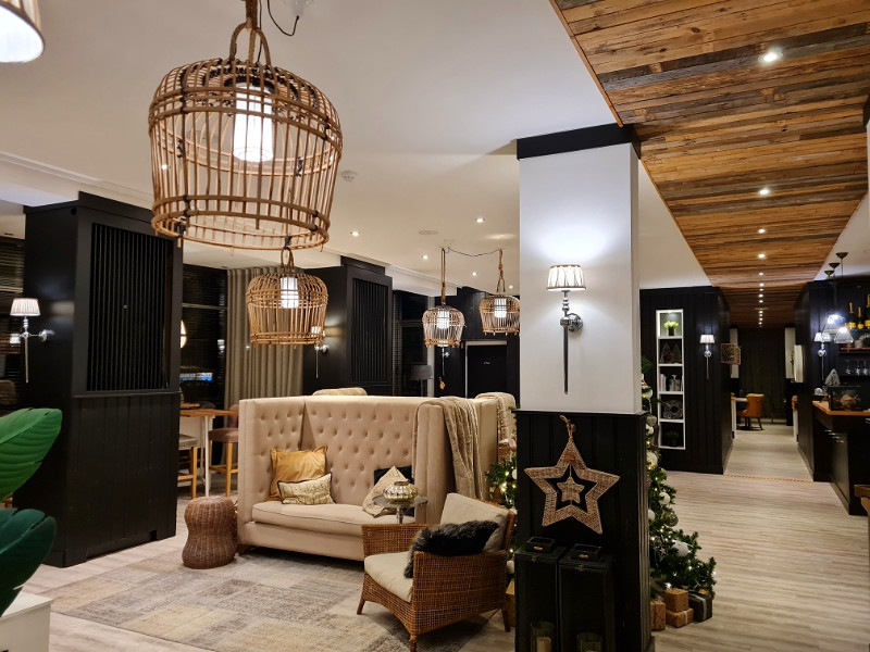 De lounge van het West Bay Hotel is heel huislijk
