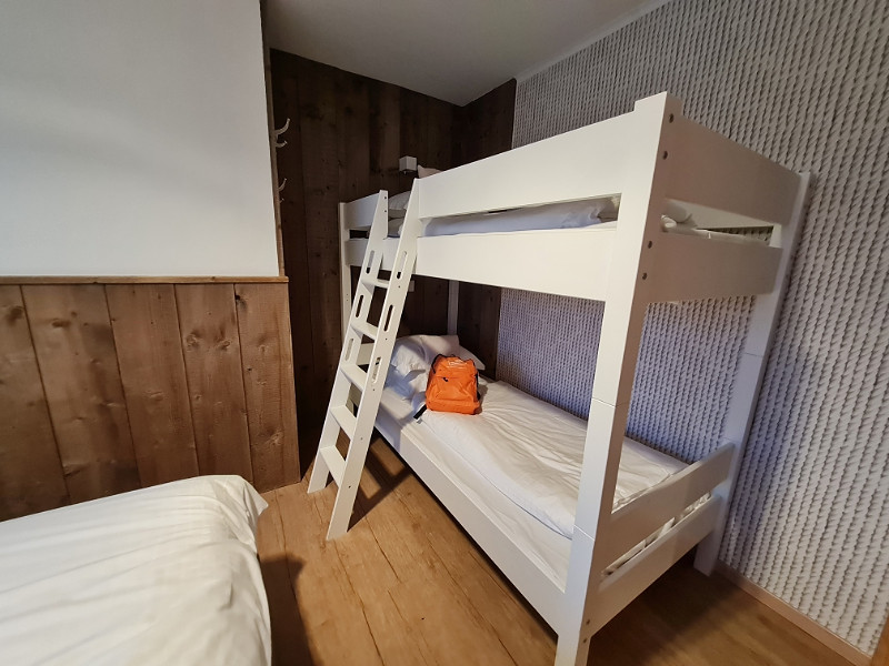 Het stapelbed in de slaapkamer van het West Bay Hotel