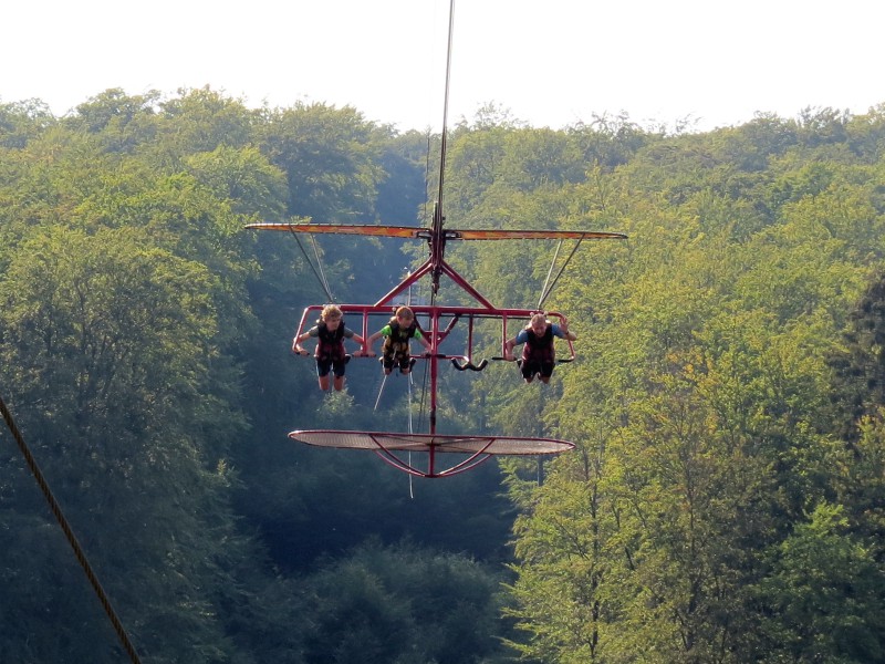 Patrick en de jongens hangen in de Wild Eagle Zipline