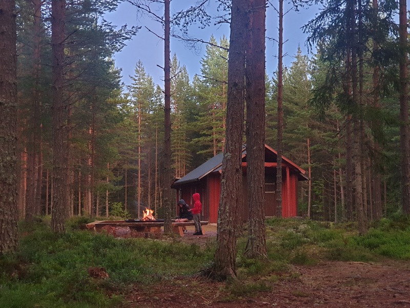De shelter die wij gebruikten tijdens ons wildkampeer avontuur met de kinderen in Zweeds Lapland