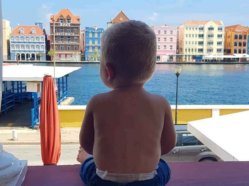 Met de baby in Willemstad