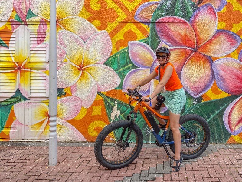 Elisabethh op een elektrische fiets tijdens een tour met FBTT-Travel door de kleurrijke stad