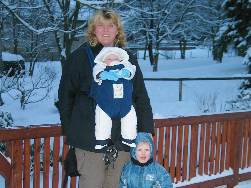 Sabine met baby Tycho en peuter Zeb in winters Willingen