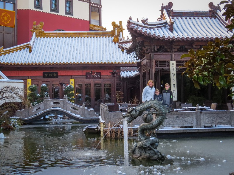 De chinese tuin van het Lin Bao hotel in de sneeuw