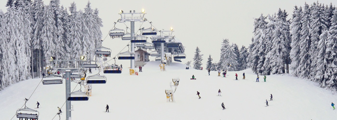 Een mooie besneeuwde noorderhelling in het Duitse Winterberg