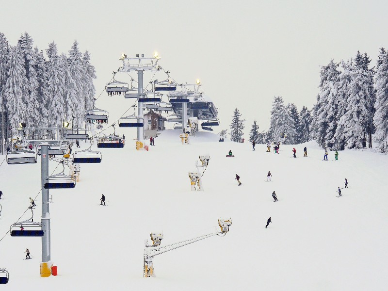 Met de stoeltjeslift omhoog en op de ski's naar beneden in Winterberg