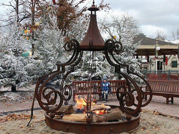 Lekker opwarmen bij de sfeervolle kampvuren tijdens de Winter Efteling.