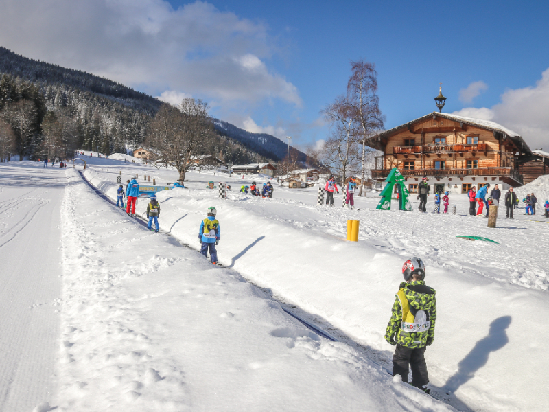 Een heerlijk dik pak sneeuw tijdens de skilessen voor de kids in het Oostenrijkse Filzmoos