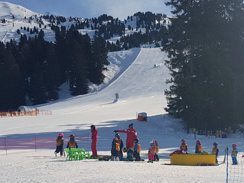 Kinderen onderaan de piste