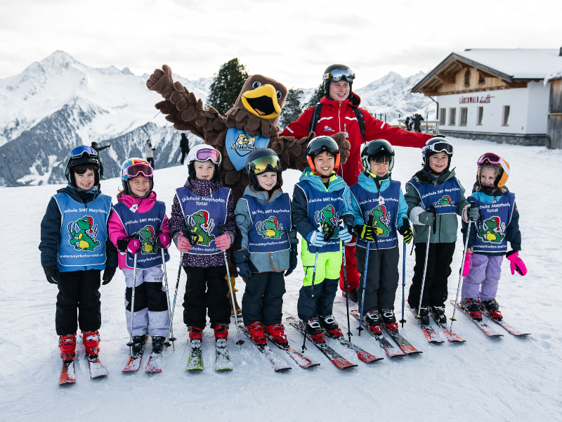 Adler on Tour, de skileraar samen met de kinderen en mascotte. @Mayrhofner Bergbahnen