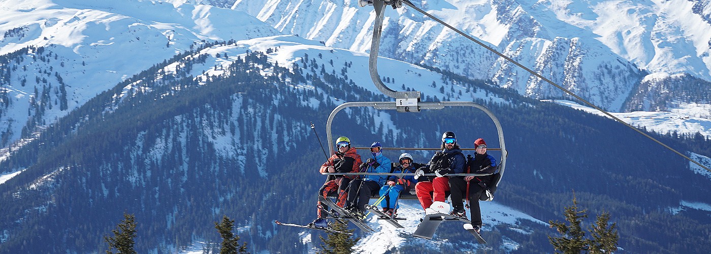 In de zes-persoons stoeltjeslift op weg naar boven