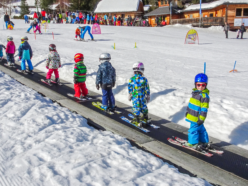 Kkinderen tijdens een skiles in Filzmoos, Oostenrijk