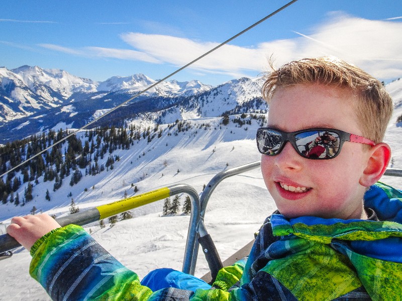 In de lift tijdens een wintersportvakantie in Oostenrijk, hier Steiermark, met kinderen