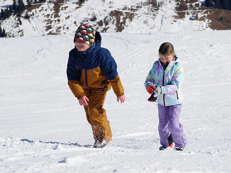 Even van de ski's af en lekker spelen. Ook dat is wintersport. 