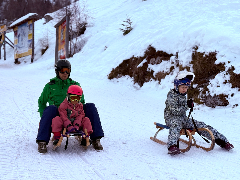 Laat de ski's een dagje staan en ga glijdend met de slee naar beneden