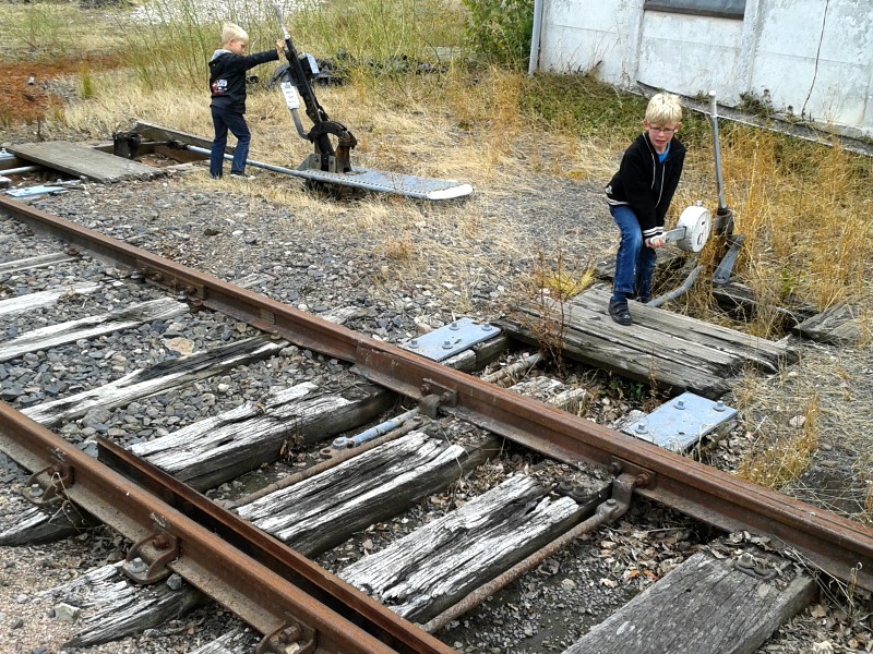 Zeb en Tycho bedienen de wissels bij het station van Bains-les-Bains