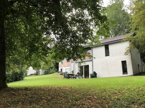 De witte huisjes liggen op een steile helling