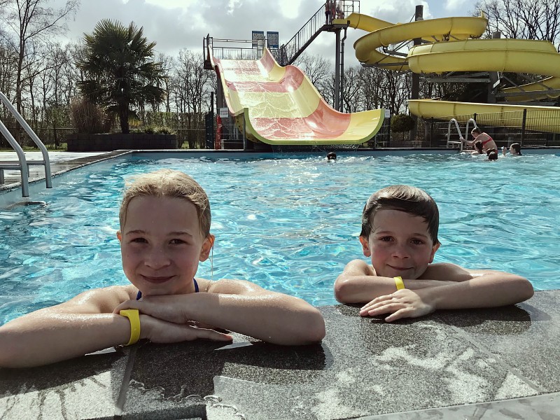 Lara en Duuk in het verwarmde buitenbad met waterglijbanen