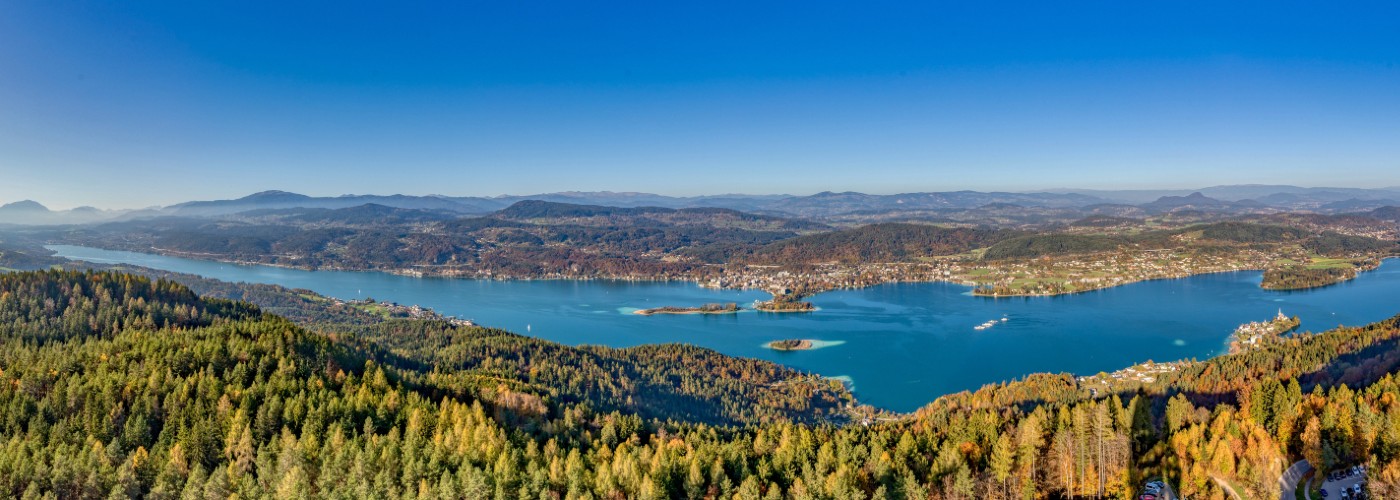 Uitzicht over de Worthersee in Karinthië, het zuiden van Oostenrijk.