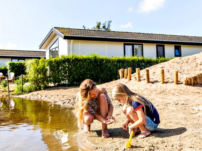 Spelen bij de recreatieplas bij EuroParcs de Woudhoeve