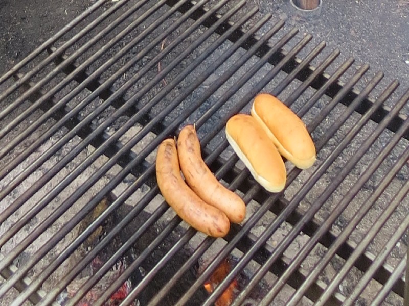 Eerst even een broodje worst van de BBQ