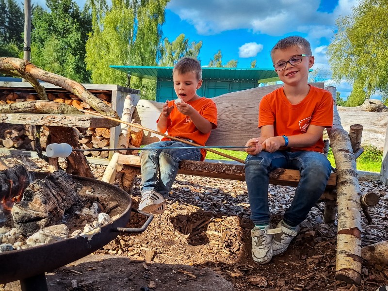 Lekker marshmallows roosteren na het spelen