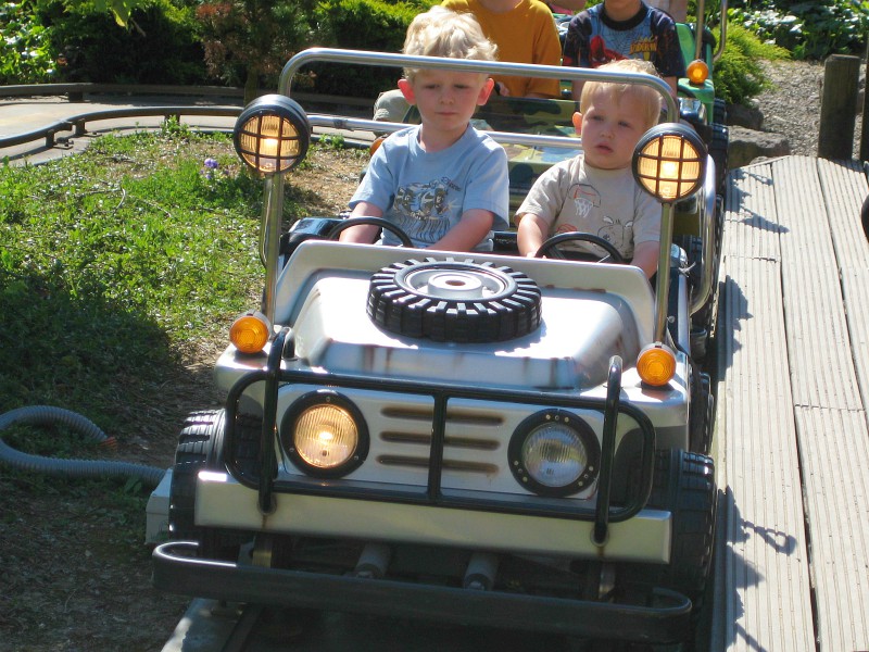 Zeb en Tycho in de autotjes bij Wunderland Kalkar