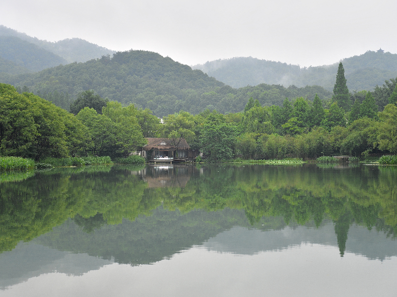 De oase van rust die het Xi-meer bied midden in de drukte van de stad Hangzhou, nabij Shanghai