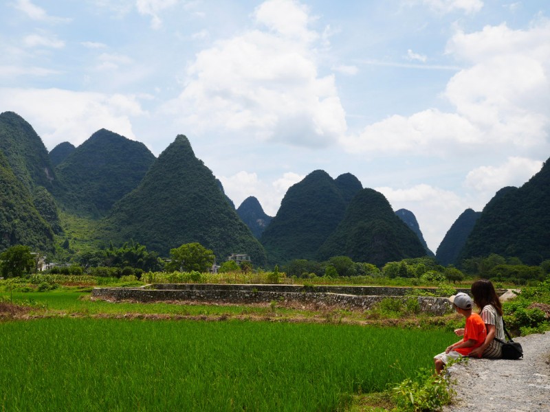 Genieten van het landschap in Yangshuo, China