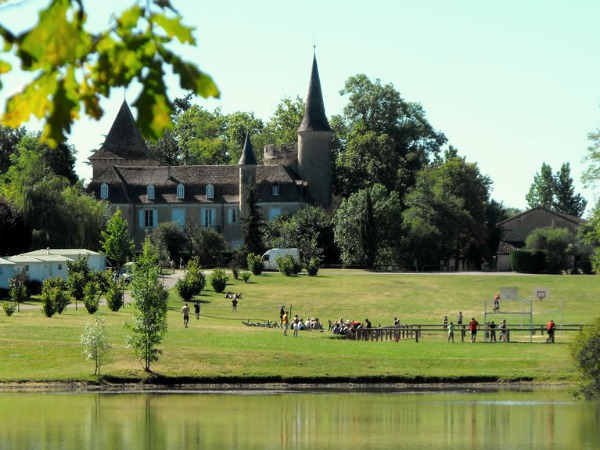 Bijzonder campingdorp bij een kasteel
